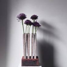 Afbeelding in Gallery-weergave laden, PURE COLUMNS SIXTIEN - 1 | 16 Keramische kolommen in een corten stalen voet |