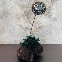 Afbeelding in Gallery-weergave laden, Bol op steel op steen
