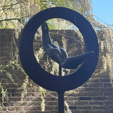 Afbeelding in Gallery-weergave laden, Bronzen Duikertje van zijkant door een stalen ring