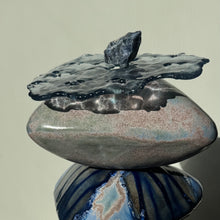 Afbeelding in Gallery-weergave laden, A PILE OF SILENCE | BLUE-PINK no. 1