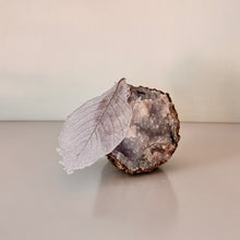 Afbeelding in Gallery-weergave laden, GLAZEN BLAADJE OP EEN MINERALE STEEN | UNICA