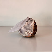 Afbeelding in Gallery-weergave laden, GLAZEN BLAADJE OP EEN MINERALE STEEN | UNICA