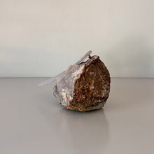 Afbeelding in Gallery-weergave laden, GLAZEN BLAADJE OP EEN MINERALE STEEN | UNICA
