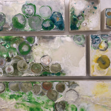 Afbeelding in Gallery-weergave laden, SIX PANEL 135|70 |MOVING DOTS| GREEN I ENCAUSTIC