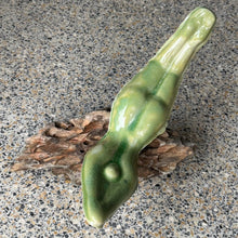 Afbeelding in Gallery-weergave laden, SURRENDER | II | uit de serie Duikertjes | Steengoed | Steen | glazuur groen
