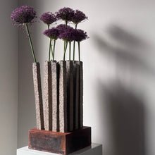 Afbeelding in Gallery-weergave laden, PURE COLUMNS SIXTIEN - 1 | 16 Keramische kolommen in een corten stalen voet |
