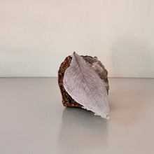 Afbeelding in Gallery-weergave laden, GLAZEN BLAADJE OP EEN MINERALE STEEN | UNICA
