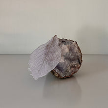 Afbeelding in Gallery-weergave laden, GLAZEN BLAADJE OP EEN MINERALE STEEN | UNICA
