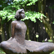 Afbeelding in Gallery-weergave laden, &quot;EARTH&quot; II Brons op een stalen driehoek
