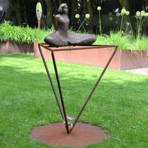 "EARTH" II Brons op een stalen driehoek