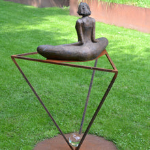 Afbeelding in Gallery-weergave laden, &quot;EARTH&quot; II Brons op een stalen driehoek
