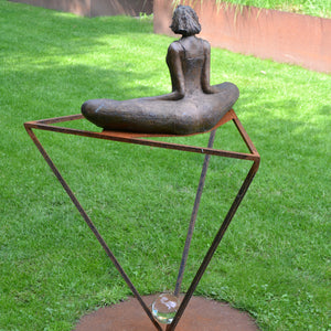 "EARTH" II Brons op een stalen driehoek